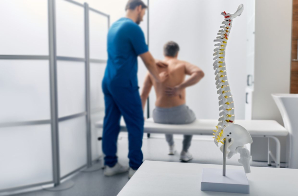 Йога при сколиозе для начинающих: упражнения, польза, противопоказания